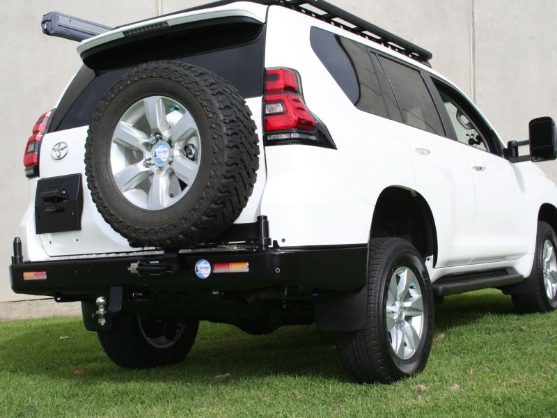 Kit montage plaque immatriculation sur porte hinten Kaymar Toyota KDJ150 — Kaymar