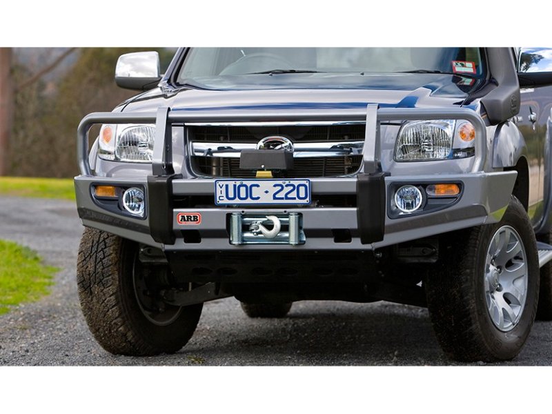 ARB Deluxe Winden-Frontschutzbügel aus Stahl an einem Mazda BT-50 mit montierter Seilwinde, Frontansicht