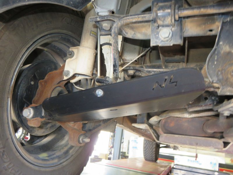 N4-Offroad Querlenkerschutz hinten HD-PE 6 mm für Dacia Duster (Paar)