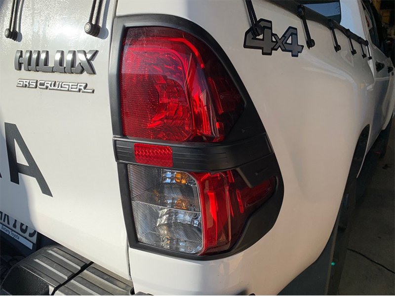 Leuchtenschutz hinten schwarz Toyota Hilux Revo — Airplex