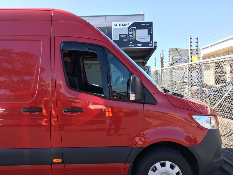 Windabweiser-Satz (2-teilig) vorn Mercedes Sprinter W907, Klebemontage — Airplex