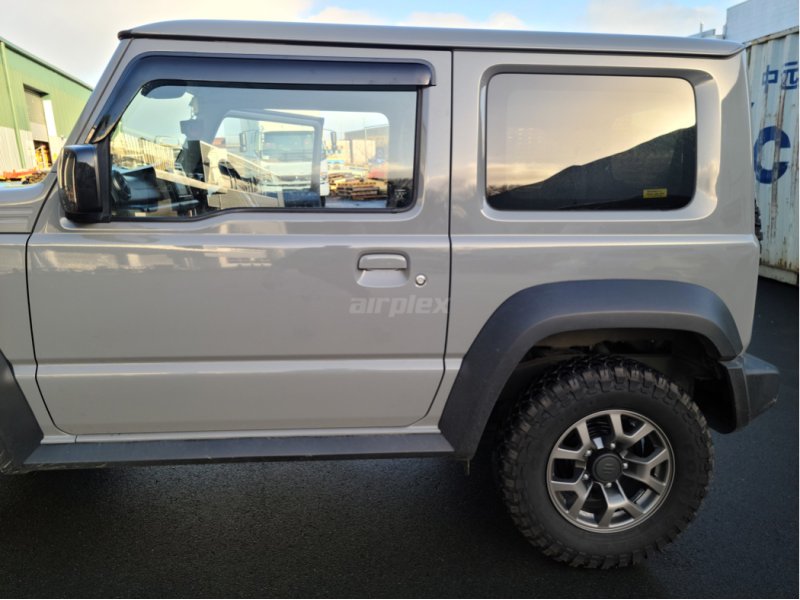 Sada 2 větrných deflektorů předních oken Jimny od 2018 - lepená montáž — Airplex