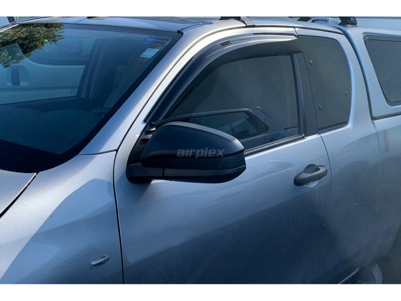 Sada 2 větrných deflektorů předních oken Hilux Revo Single a Xtra Cab - lepená montáž — Airplex