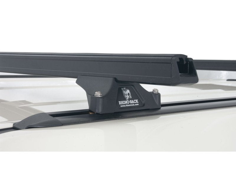 Sada 2 střešních nosníků – příčníky černé 1375 mm, vysoce odolné, montáž do kolejnic RLTP Land Rover Discovery 3 a 4, 2005–2017 — Rhino Rack
