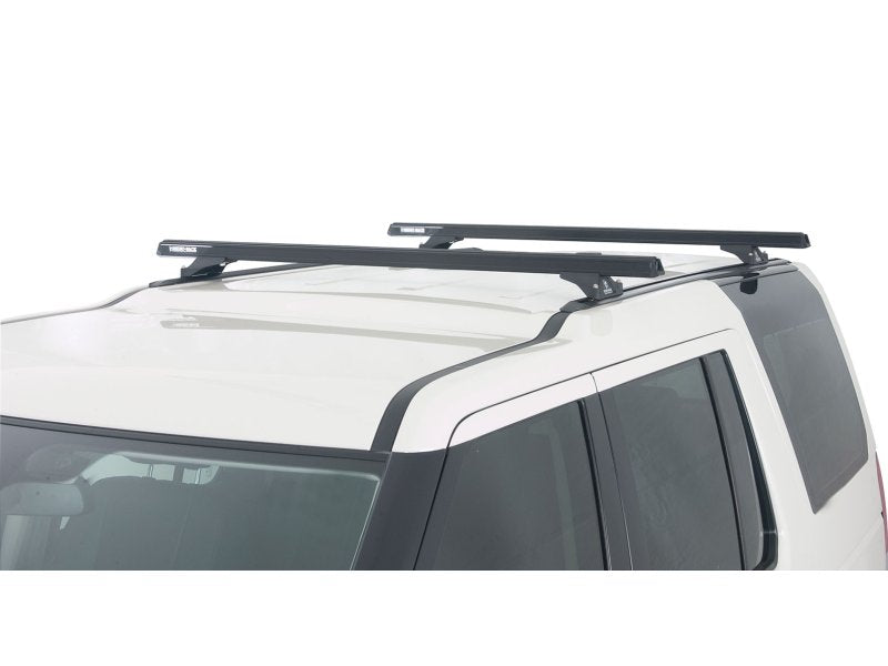 Sada 2 střešních nosníků – příčníky černé 1375 mm, vysoce odolné, montáž do kolejnic RLTP Land Rover Discovery 3 a 4, 2005–2017 — Rhino Rack