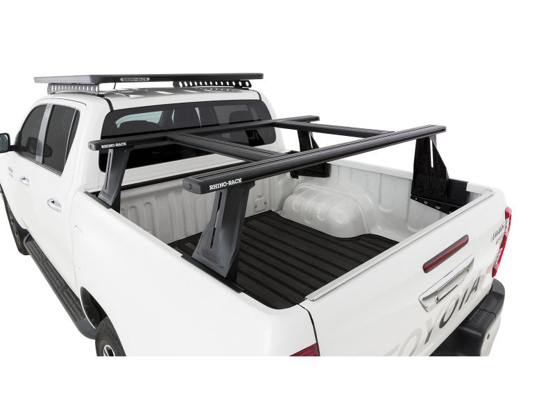 Sada 2 tyčí do korby 1500 mm systém Reconn-Deck a 2 příčníky Toyota Hilux Revo 2015 — Rhino Rack