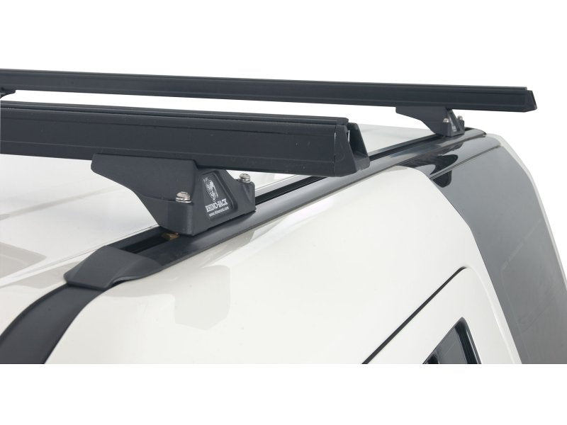 Sada 2 střešních nosníků – příčníky černé 1375 mm, vysoce odolné, montáž do kolejnic RLTP Land Rover Discovery 3 a 4, 2005–2017 — Rhino Rack