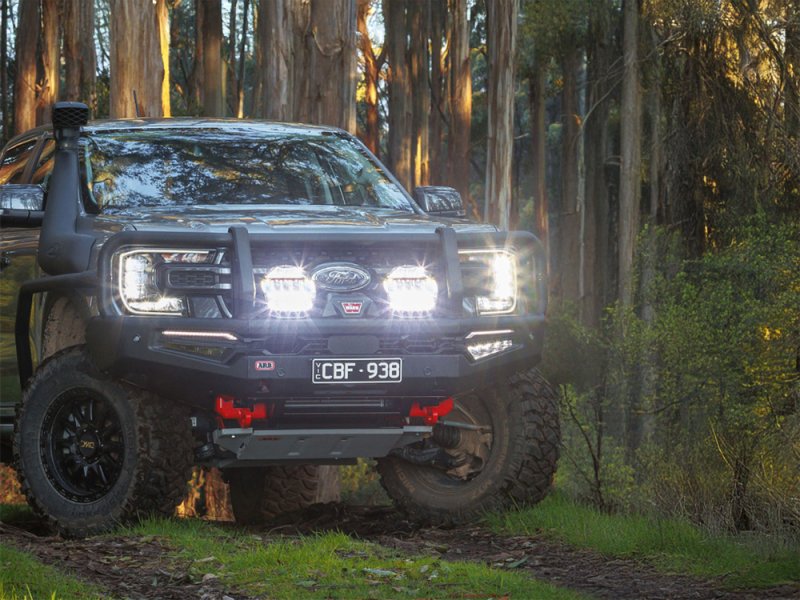 ARB Intensity IQ LED-Fernscheinwerfer Set (Paar) mit Kabelbaum – adaptive 4-Optik, App-Steuerung, E-Mark