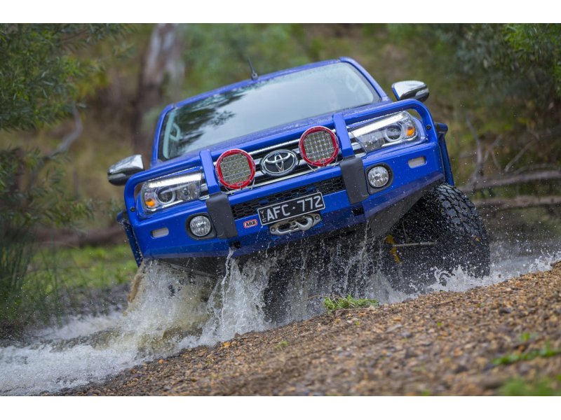ARB Summit Combar Frontstoßstange mit Bullbar & Seilwindenaufnahme – Toyota Hilux Revo Wide Body (2015–2018)