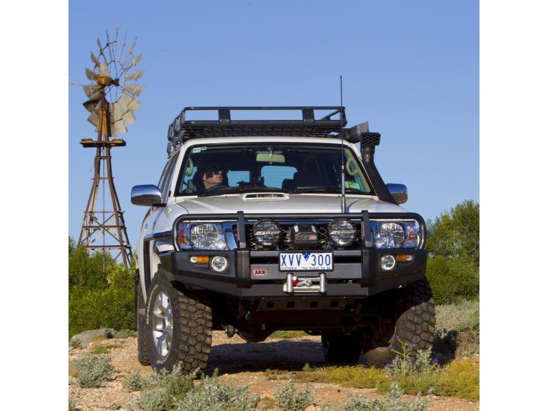 ARB Deluxe Přední ochranný rám Winch Bar – Nissan Patrol GU Y61 (od 2004, s lemy)