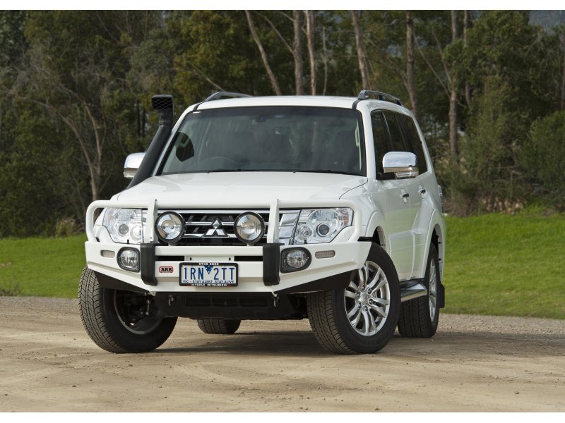 Přední ochranný rám ARB Deluxe Combar s otvorem pro naviják – Mitsubishi Pajero NX (od roku 2014)
