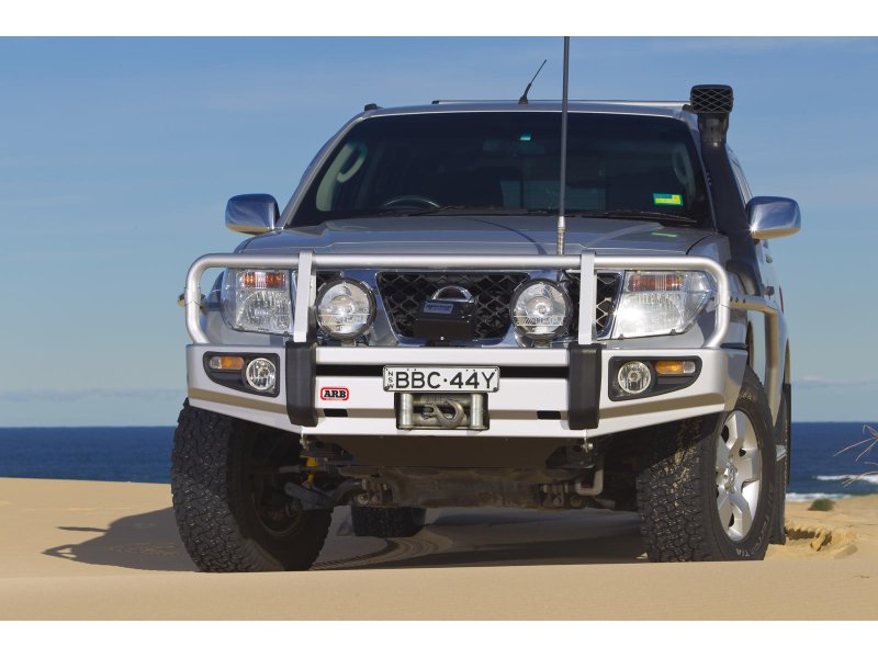ARB Deluxe Frontschutzbügel Stahl pulverbeschichtet, windenkompatibel – Nissan Navara D40 V6 Diesel (Spanien-Bau) & Pathfinder R51 V6, ab 2011