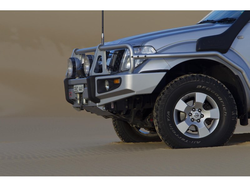 ARB Deluxe Frontschutzbügel Stahl pulverbeschichtet, windenkompatibel – Nissan Navara D40 V6 Diesel (Spanien-Bau) & Pathfinder R51 V6, ab 2011