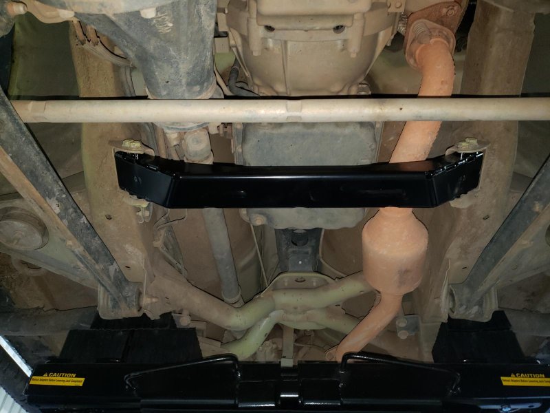 Přední příčná vzpěra sníženého podvozku OME Suzuki Jimny 2018+ — Old Man Emu