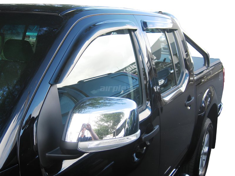 Windabweiser-Satz (4-teilig) vorn und hinten Nissan Navara D40 Doppelkabine, Klebemontage — Airplex
