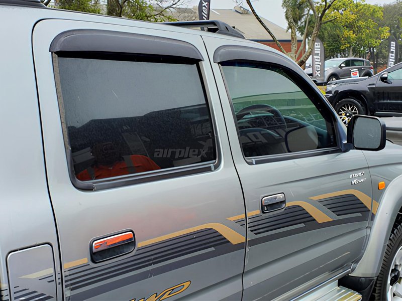 Windabweiser-Satz (4-teilig) vorn und hinten Toyota Hilux 1998–2004 Doppelkabine, Klebemontage — Airplex