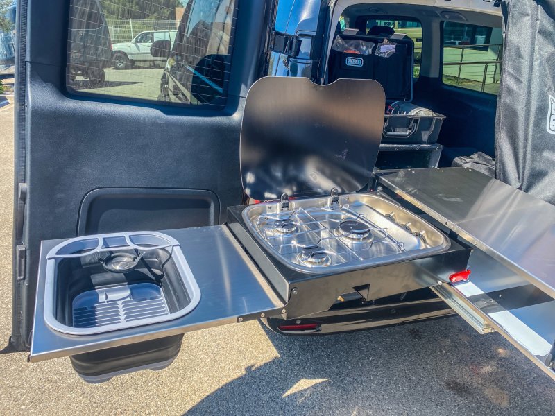 ARB Slide Kitchen 1355 – ausgezogene Campingküche mit Gaskocher und Spüle