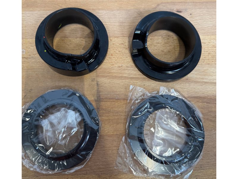 Kit Anpassung Serienfedern auf Stoßdämpfer OME Nitro+ Hilux Revo — Old Man Emu