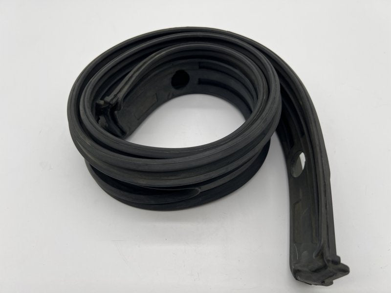 JOINT CAOUTCHOUC DESSOUS BAIE PARE BRISE BJ4# — DTC Parts