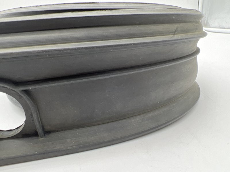 Těsnění KAUČUKOVÉ POD ČELNÍ SKLO BJ4# — DTC Parts