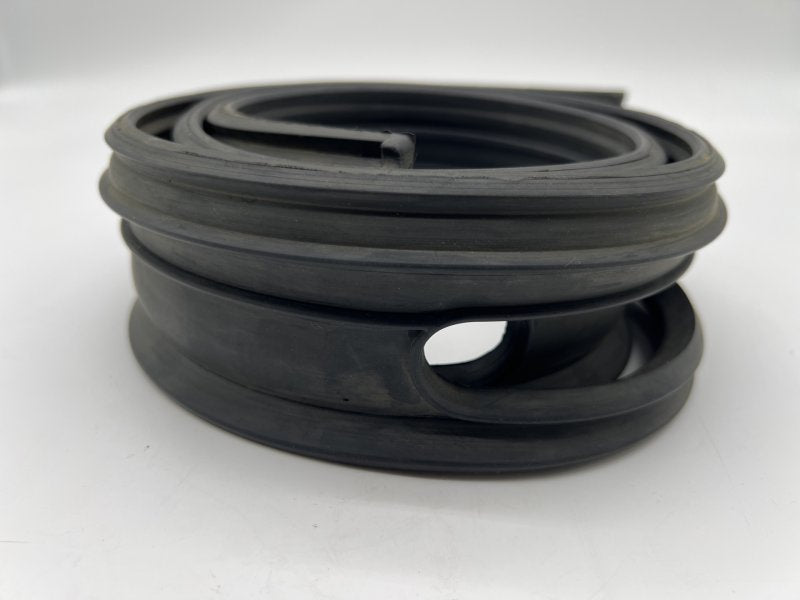 Těsnění KAUČUKOVÉ POD ČELNÍ SKLO BJ4# — DTC Parts