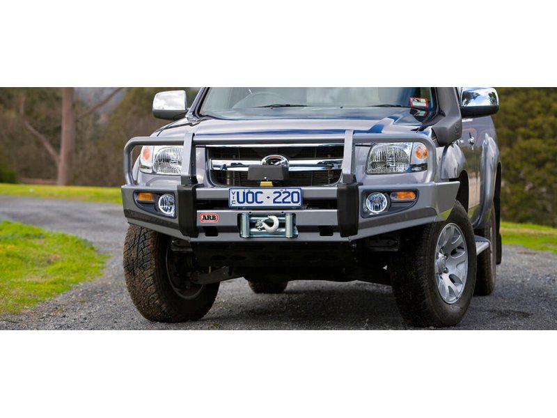 ARB Deluxe Bull Bar am Mazda BT-50 (1. Gen) mit Winde und ARB-Fog-Nebelscheinwerfern, Dreiviertelansicht