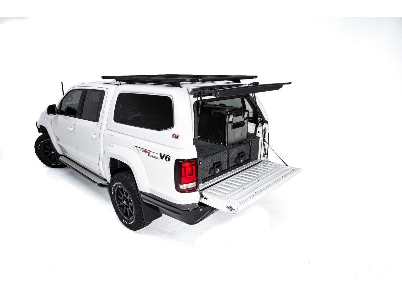 ARB Slide Kitchen 1355 – im Heck eines Pickups mit Hardtop verbaut