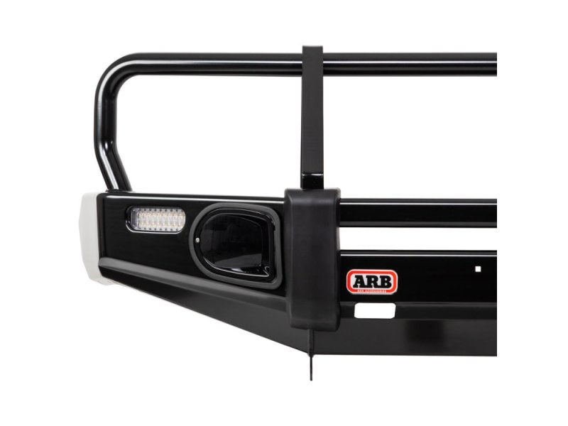 ARB Deluxe Frontschutzbügel Toyota Hilux – Detailansicht Ecke mit Nebelscheinwerfer und ARB-Logo