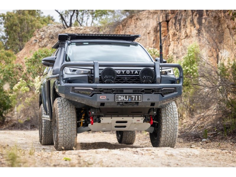 ARB Summit MkII Frontschutzbügel Stahl Mattschwarz – Toyota Hilux Revo (ab 2022), windenkompatibel mit LED-Nebelscheinwerfern