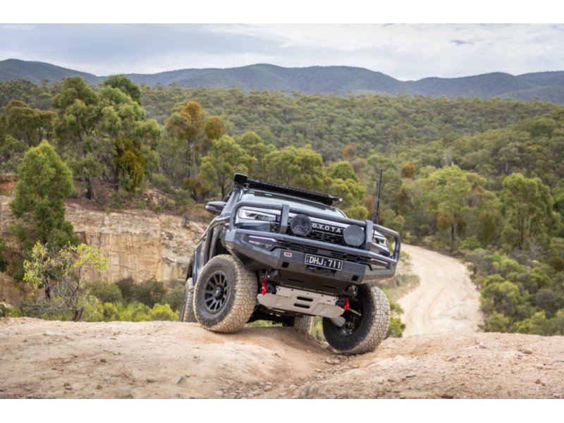 ARB Summit MkII Frontschutzbügel Stahl Mattschwarz – Toyota Hilux Revo (ab 2022), windenkompatibel mit LED-Nebelscheinwerfern