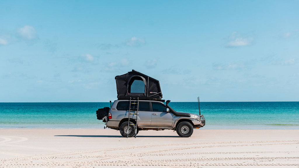 ARB Intrepid Slimline Hartschalen-Dachzelt am Fahrzeug in der Natur