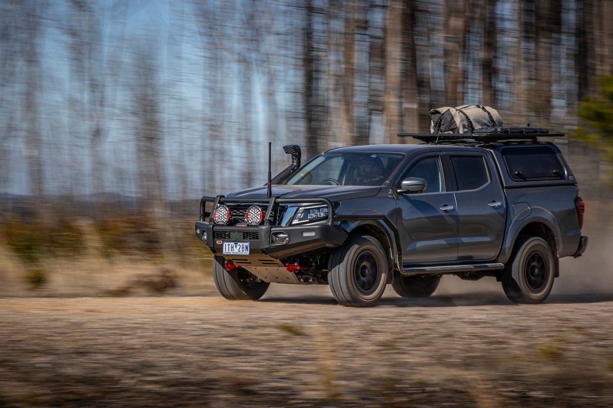 ARB SportLid V Laderaumdeckel Smooth auf Nissan Navara NP300 Doppelkabine