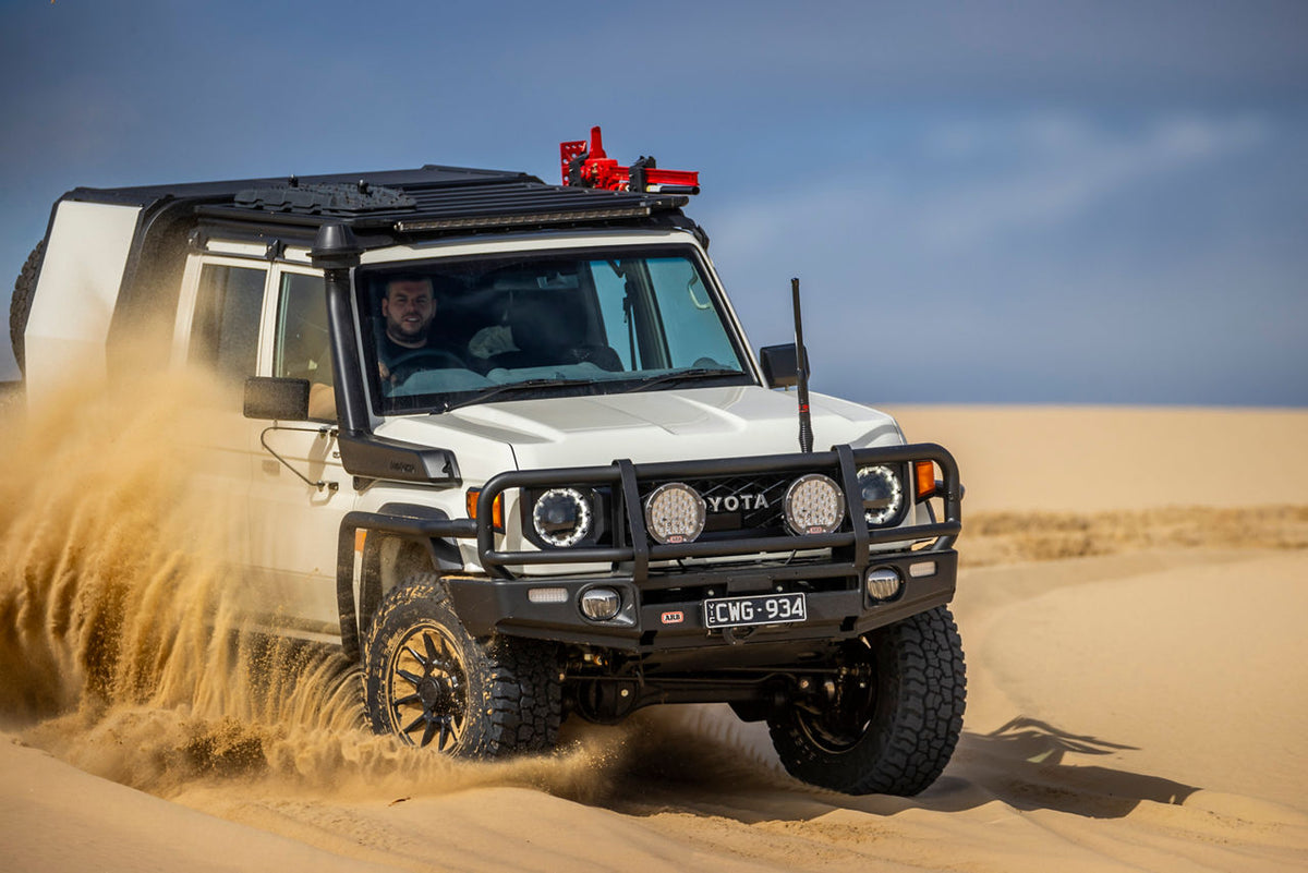 ARB Deluxe Frontschutzbügel montiert am Toyota Land Cruiser 79-Serie