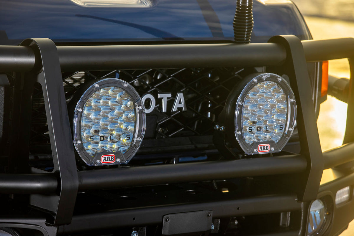 Toyota Land Cruiser 79-Serie mit ARB Deluxe Frontschutzbügel im Gelände
