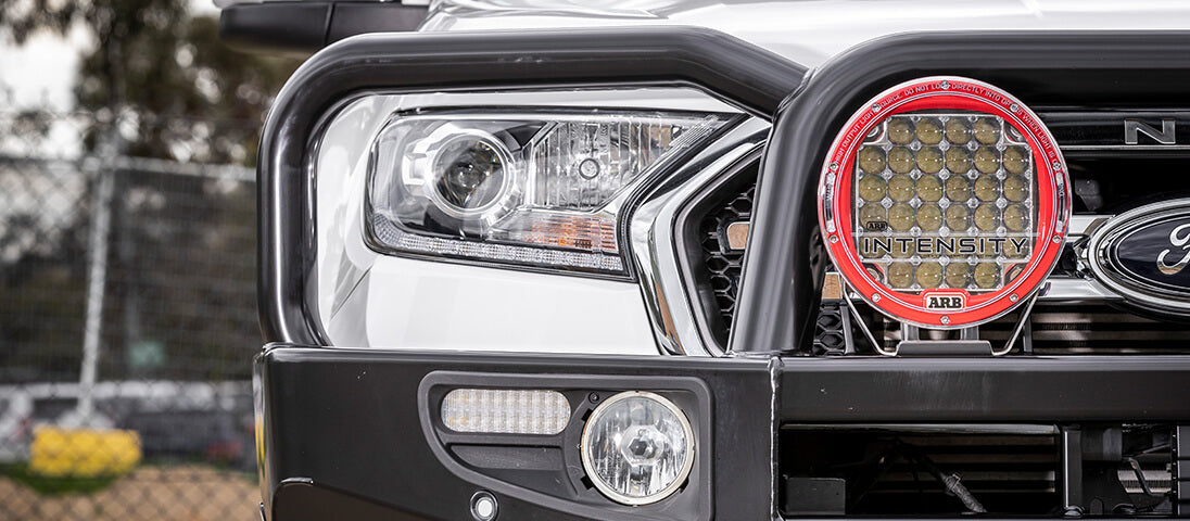 ARB Commercial Bügel – versenkte LED-Blinker mit Begrenzungsleuchten, geschützt vor Steinschlag