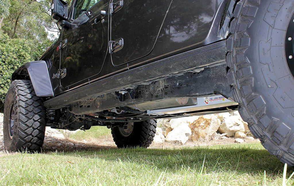 Long Ranger Zusatztank montiert zwischen Kardanwelle und Chassisrahmen am Jeep Gladiator JT