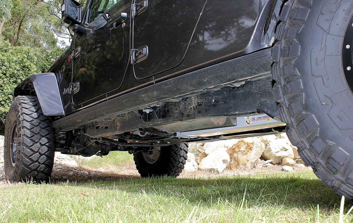 Long Ranger Zusatztank montiert zwischen Kardanwelle und Chassisrahmen am Jeep Gladiator JT