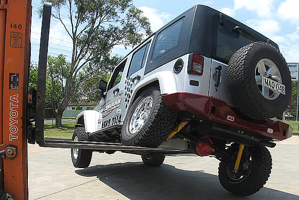 Jeep Wrangler JK 4-Tuerer bei Achsverschraenkung im Gelaende