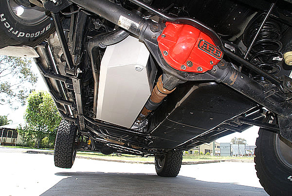 Jeep Wrangler JK 4-Türer beim Verschraenken mit Long Ranger Langstreckentank