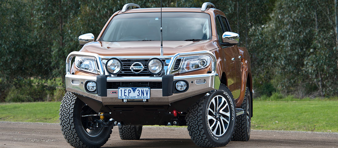 ARB Combar Alloy poliert am Nissan Navara NP300 – Frontansicht