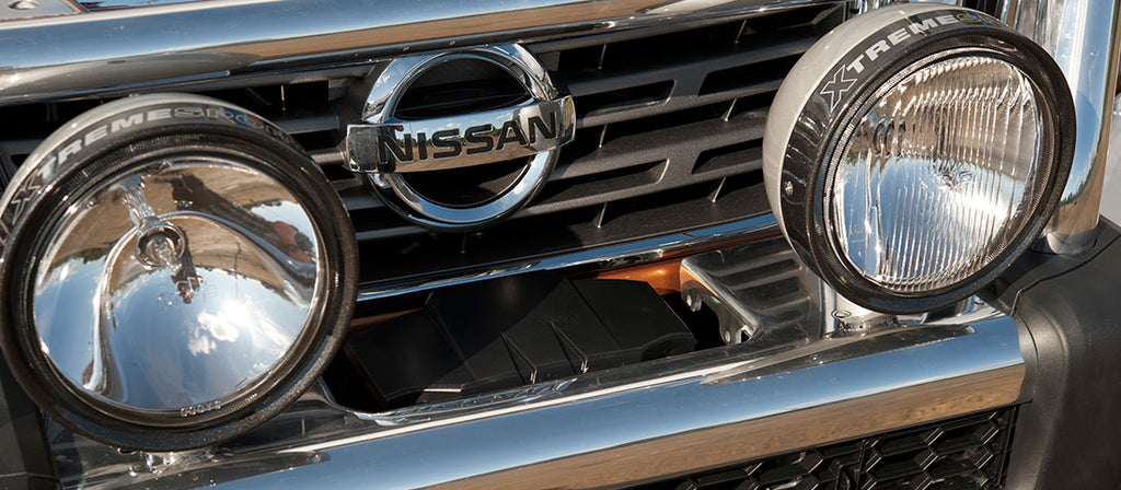 ARB Combar Alloy poliert – Detail mit Zusatzscheinwerfern und Nissan-Grill
