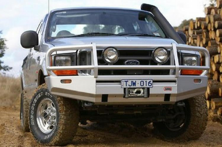 ARB Deluxe Frontstoßstange 3436040 für Ford F-250/F-350 Super Duty 2005–2007 – Frontansicht