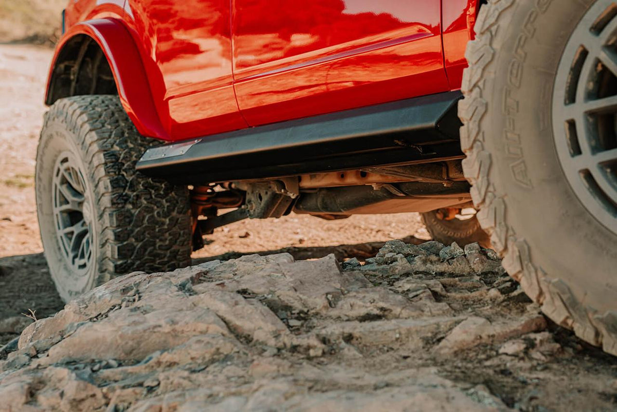 ARB Rock Sliders 4480010 am Fahrzeug montiert, Ford Bronco 4-Türer