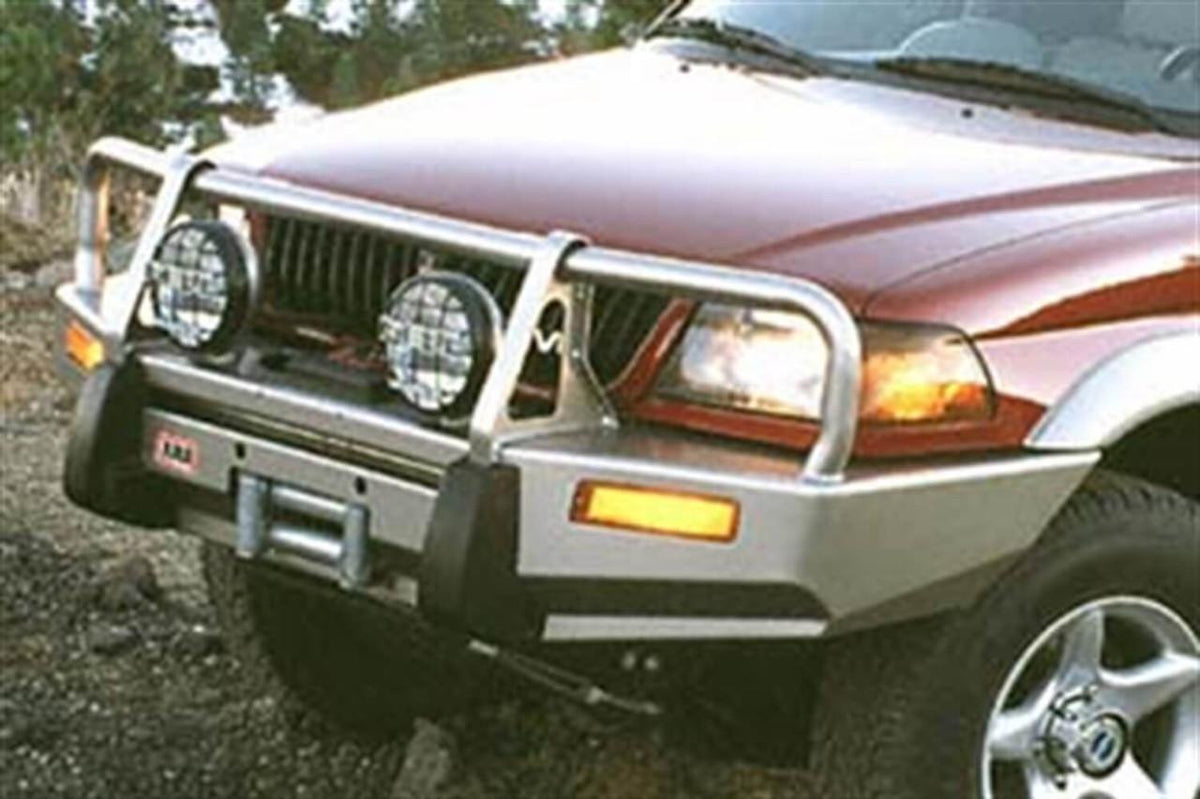 ARB Winden-Frontbügel Mitsubishi Pajero Sport / Challenger, Frontansicht mit Zusatzscheinwerfern
