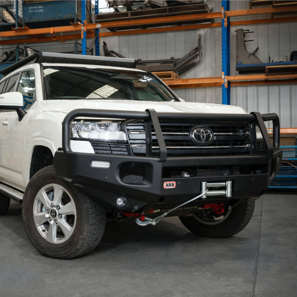 ARB Commercial Bull Bar (Combar) mattschwarz Toyota Land Cruiser 300 – Winden- und Anbauansicht