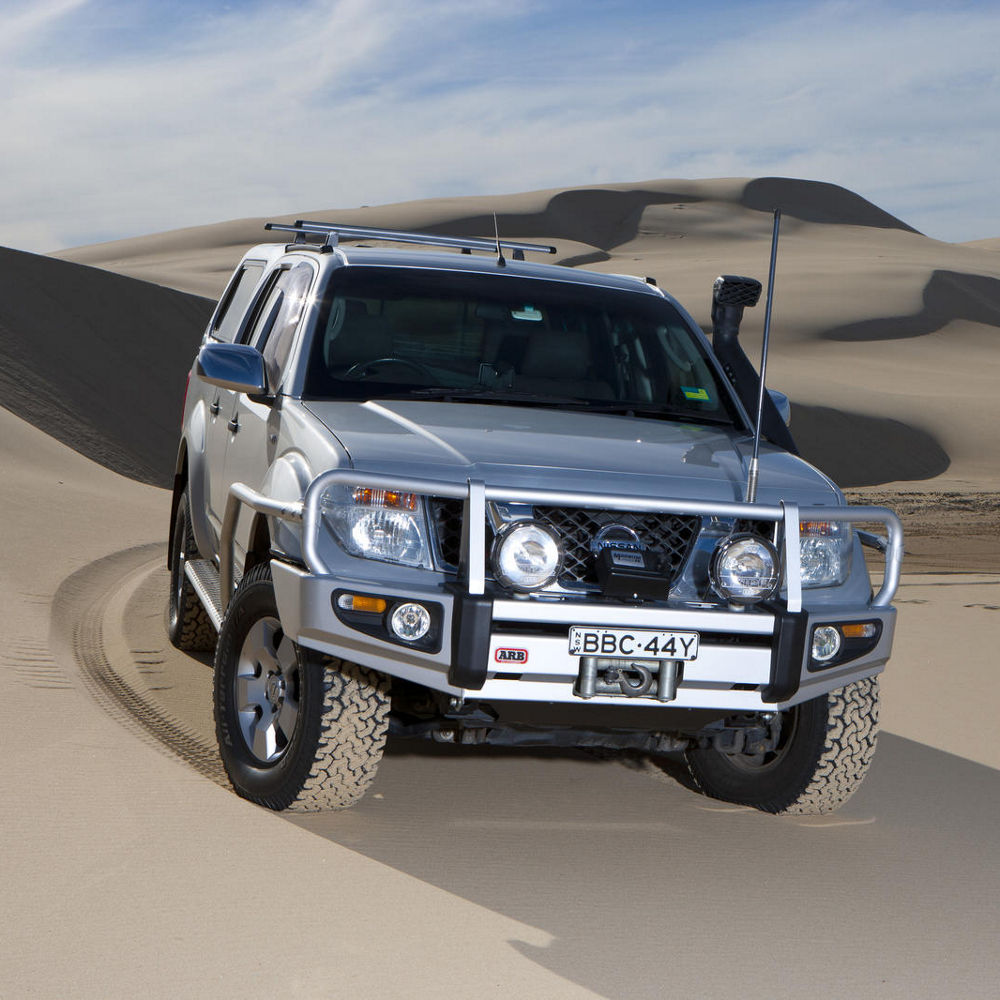ARB Deluxe Winden-Frontbügel für Nissan Navara D40 / Pathfinder R51 – am Fahrzeug