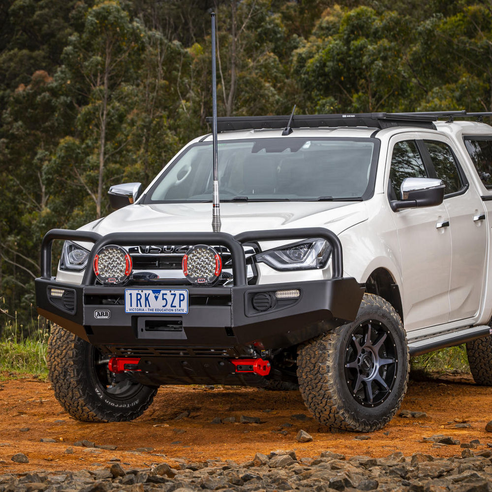 Isuzu D-MAX mit ARB Commercial Frontschutzbügel, Frontperspektive im Gelände