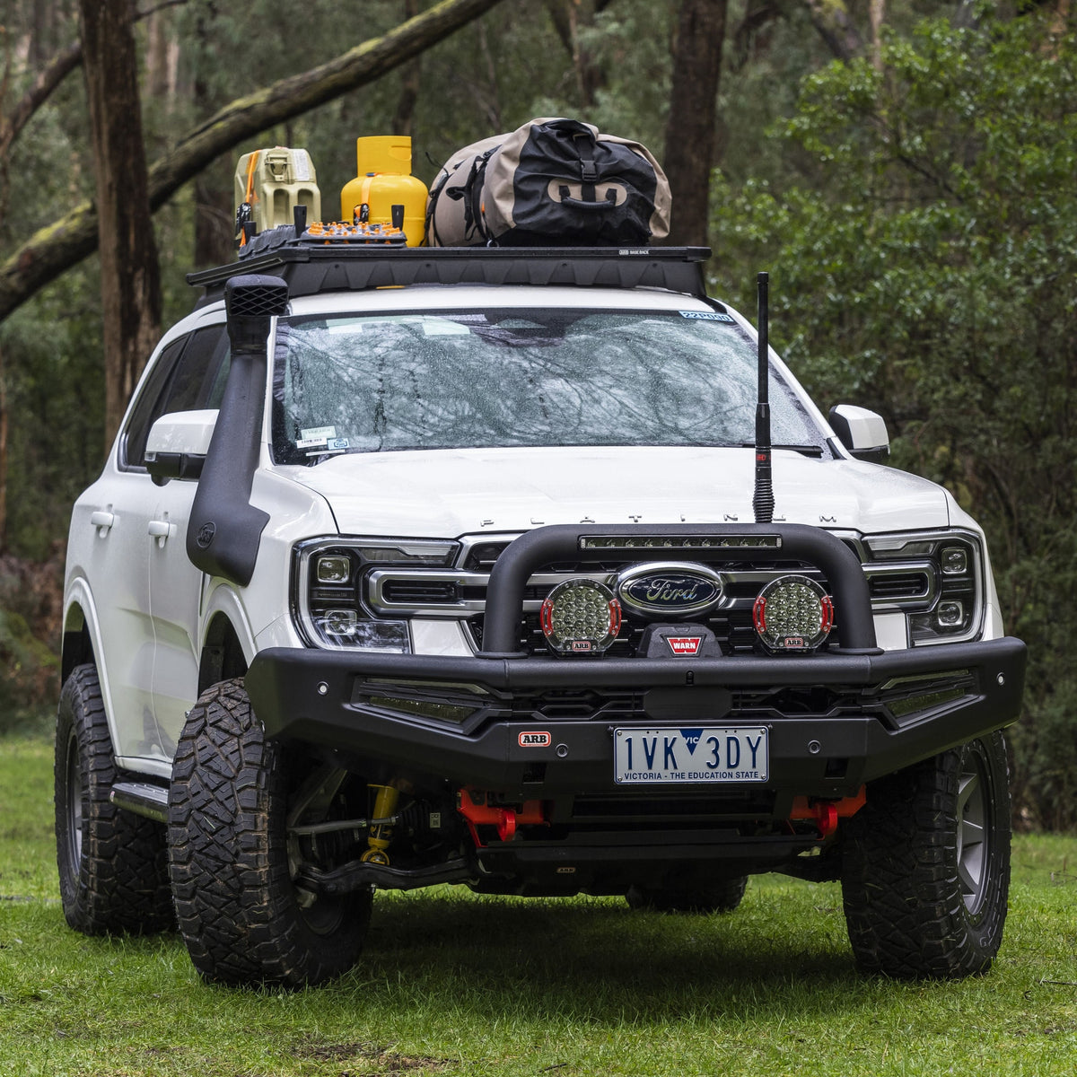 ARB Summit Sahara Bar MkII – Frontansicht mit integrierter LED-Beleuchtung