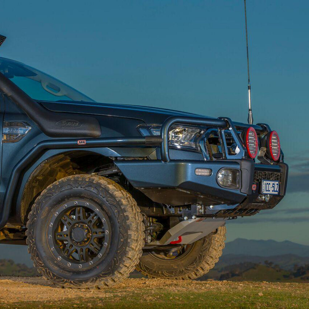 ARB Summit Combar Detail - Hi-Lift-Wagenheberaufnahmen und Antennenhalter