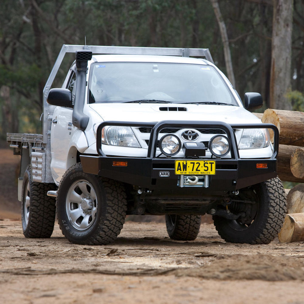 ARB Commercial Frontschutzbügel Toyota Hilux – am Fahrzeug